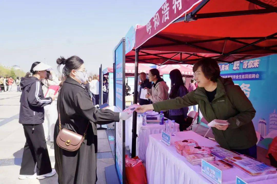 職場綻芳華 巾幗就業(yè)丨呼和浩特市婦聯(lián)為“高校畢業(yè)生巡回招聘會(huì)”添活力:職場招聘
